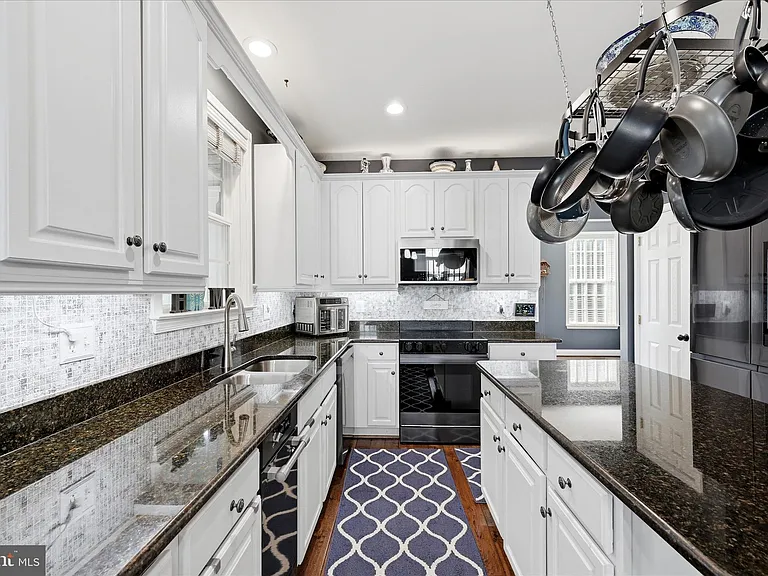 704 Seaton Ct SE — Photo 17