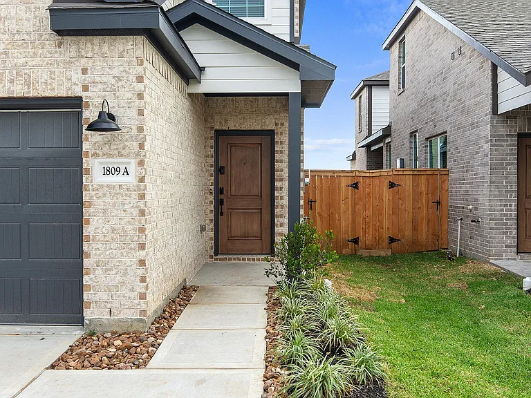 4A | 4 Bed / 2.5 Bath - Entrance