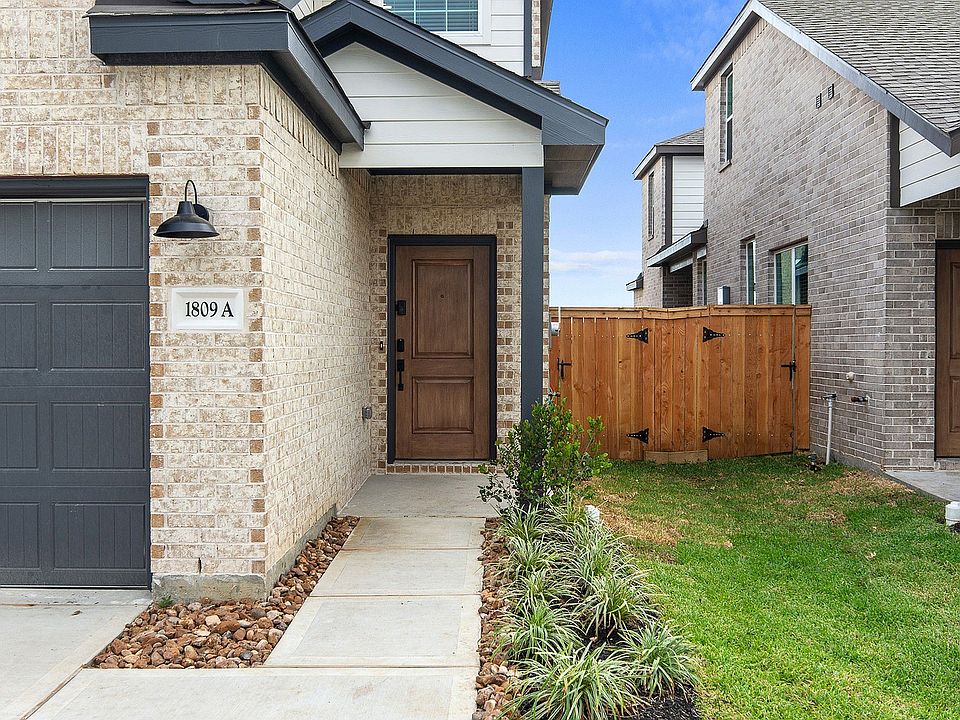 4A | 4 Bed / 2.5 Bath - Entrance