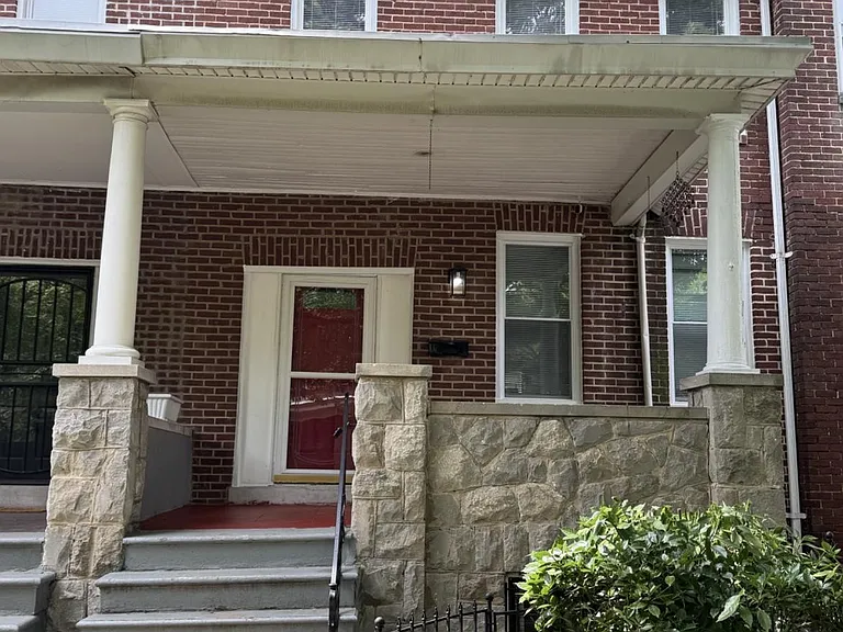 2216 Whittier Ave — Photo 1