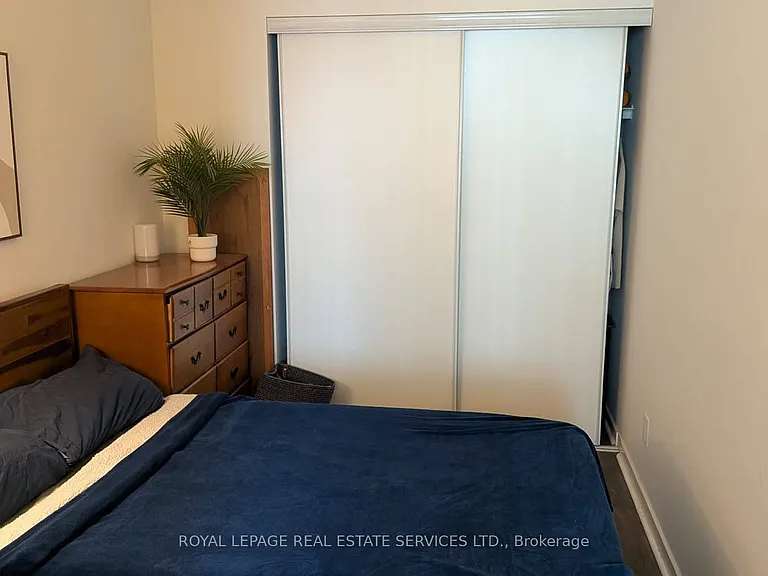 105 The Queensway #2412 — Photo 3