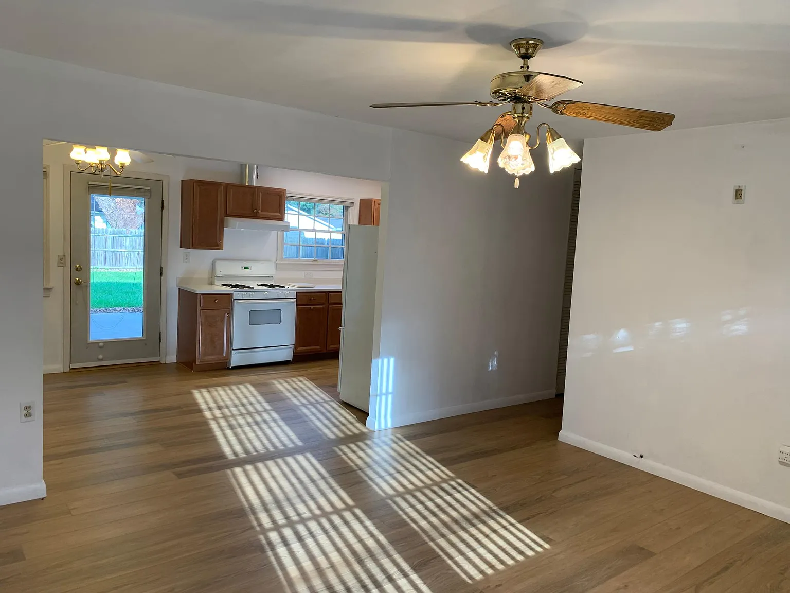 3 bed, 925 sqft, $1,745 — Photo 3