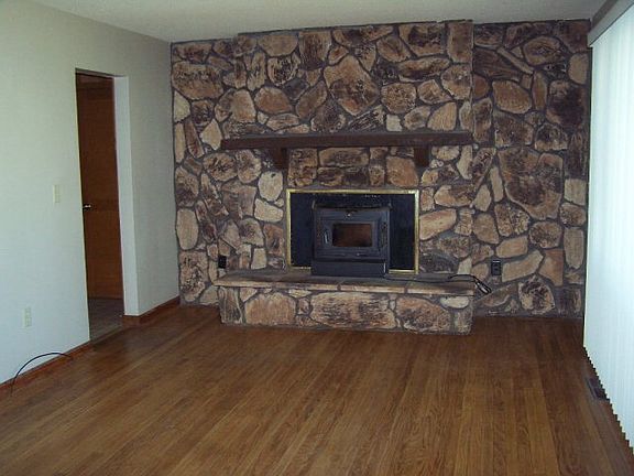 2nd image of 610 W Woodlawn Ave