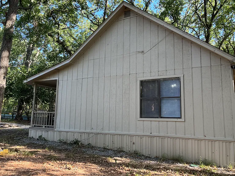 1069 Hanna Dr — Photo 2