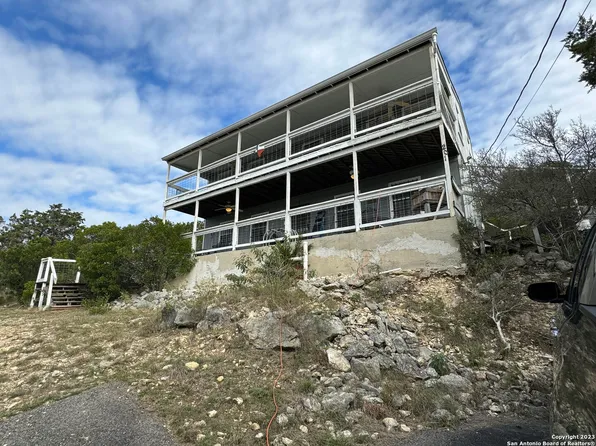 201 Sunset Dr, Lakehills, TX 78063