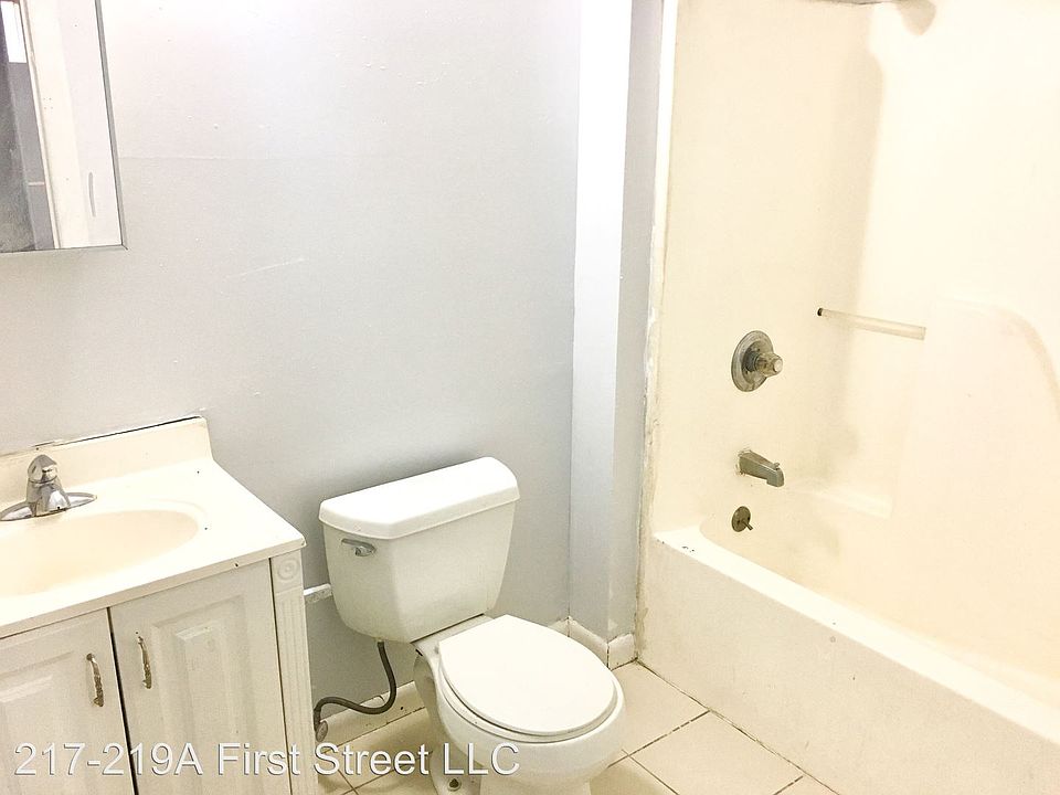 2nd image of 219A 1st St #2