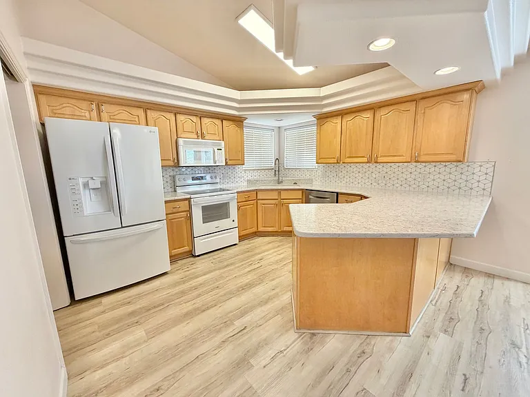 498 N 300 W — Photo 21