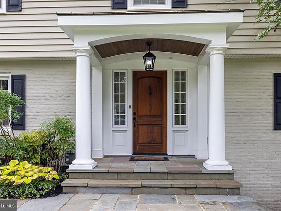 4th image of 305 Saint Ives Dr