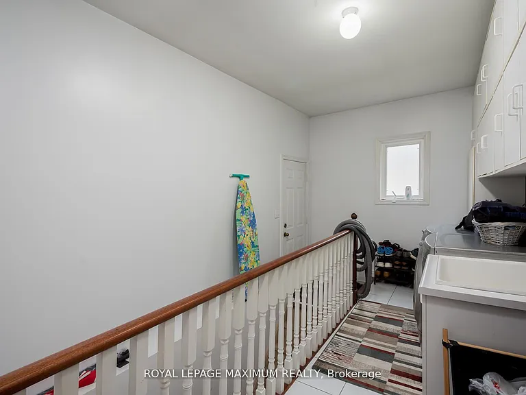 195 Gidleigh Park Cres W — Photo 11