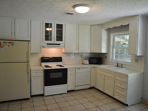 3rd image of 704 Elizabeth Dr