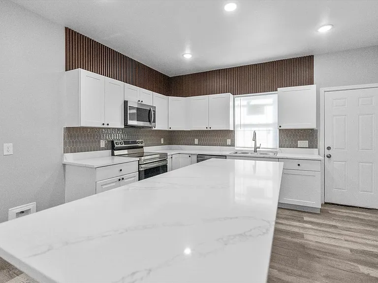 3512 Hamilton Ave — Photo 3