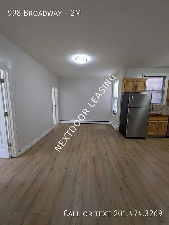 998 Broadway — Photo 4