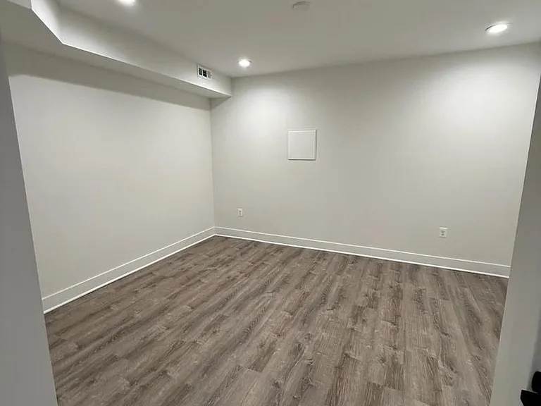 3923 Roland Ave — Photo 11