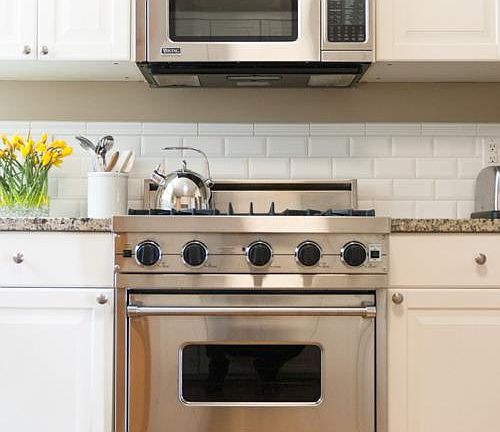 kitchen with Viking stove, Bosche dishwasher, granite counter tops