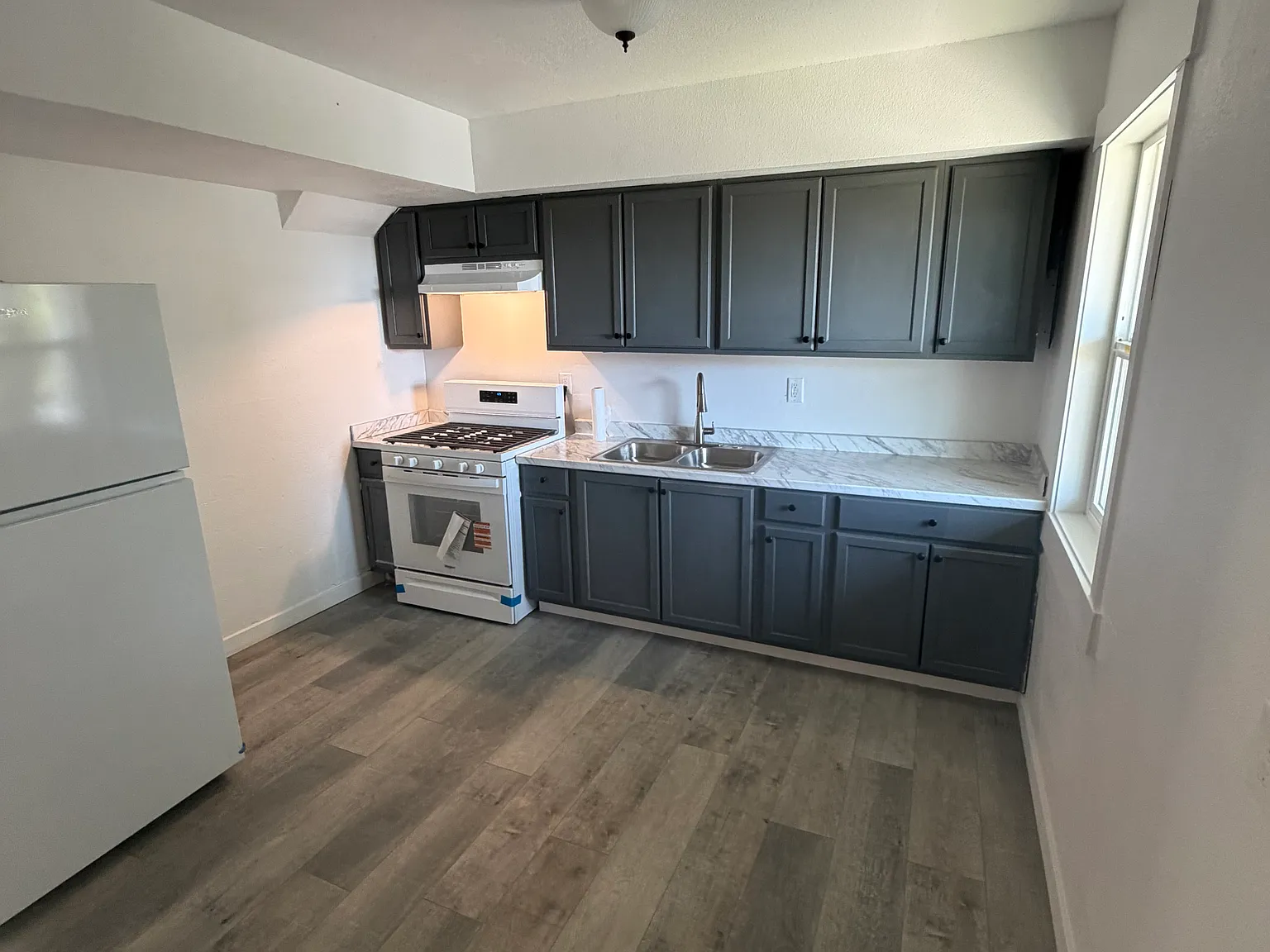 3 bed, 986 sqft, $1,300 — Photo 2
