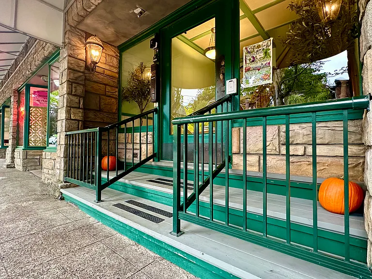 Welcome to Queen Anne! Charming front entryway, secure building.