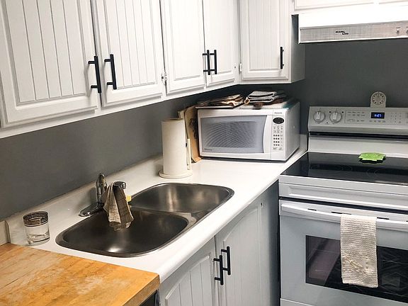5th image of 33 Harbour Sq #1013