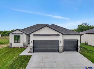 642 S 88th St, Lincoln, NE 68520