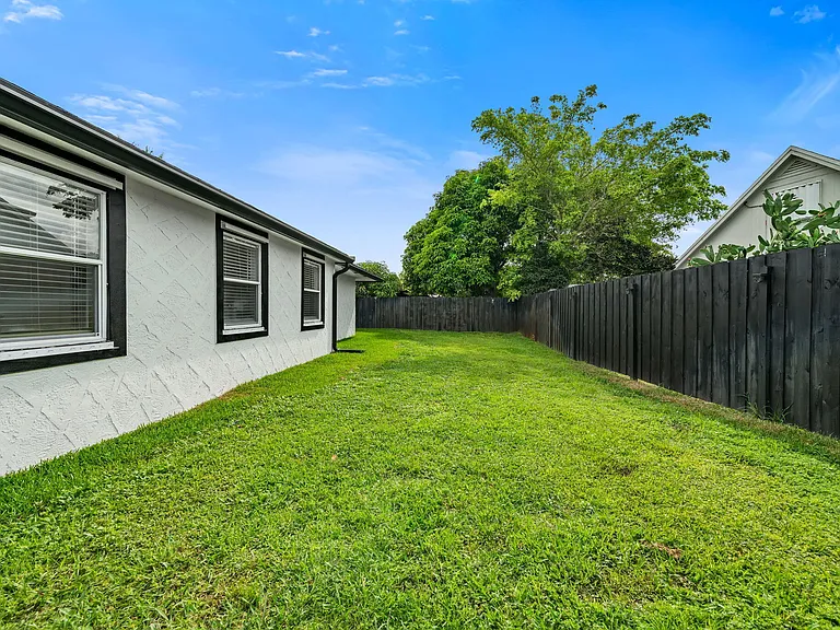 908 Hibiscus Dr — Photo 26