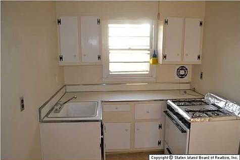 2nd image of 33 Beacon Pl