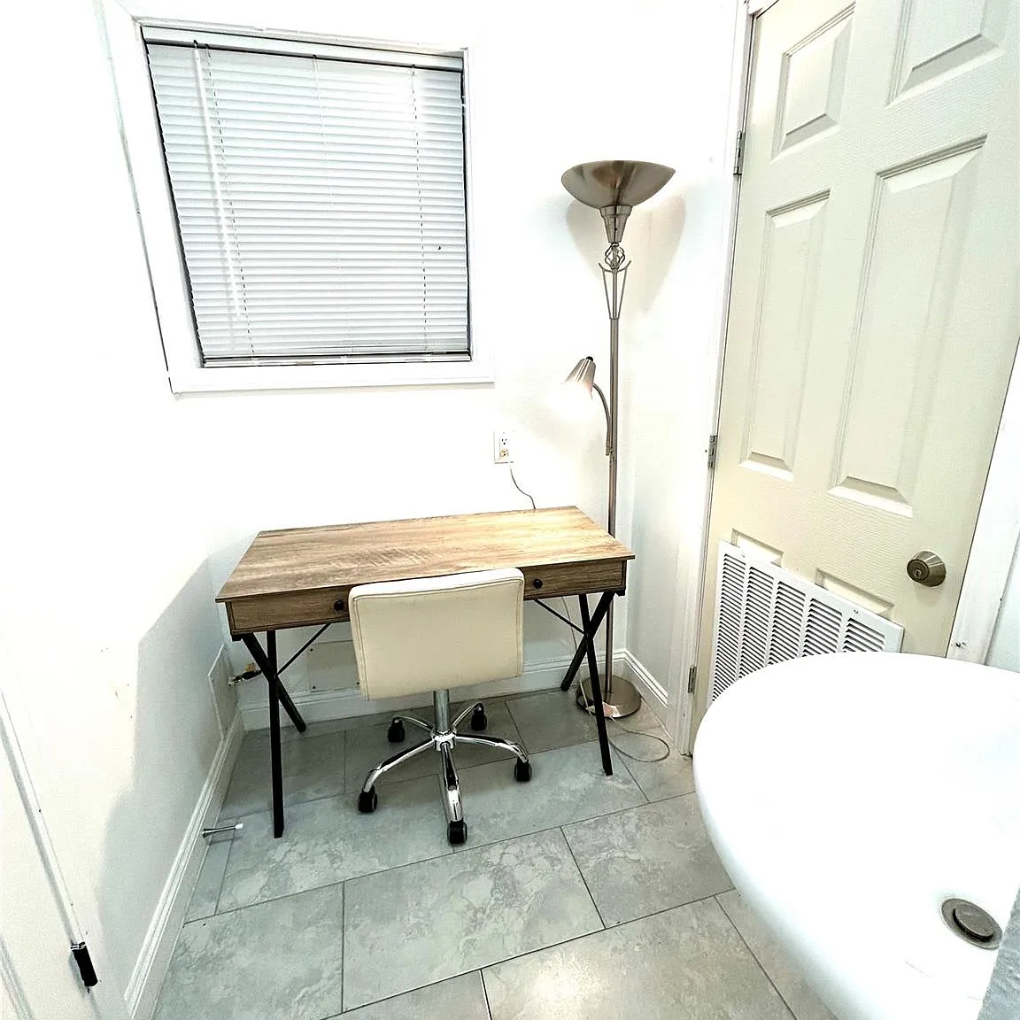 1 bed, 1.0 bath, $700 — Photo 2