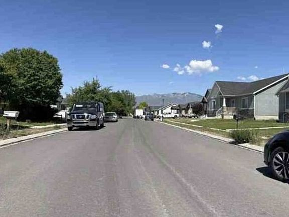 Exterior Neighborhood (street photo)