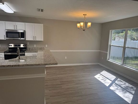 4th image of 445 Cardinal Ct