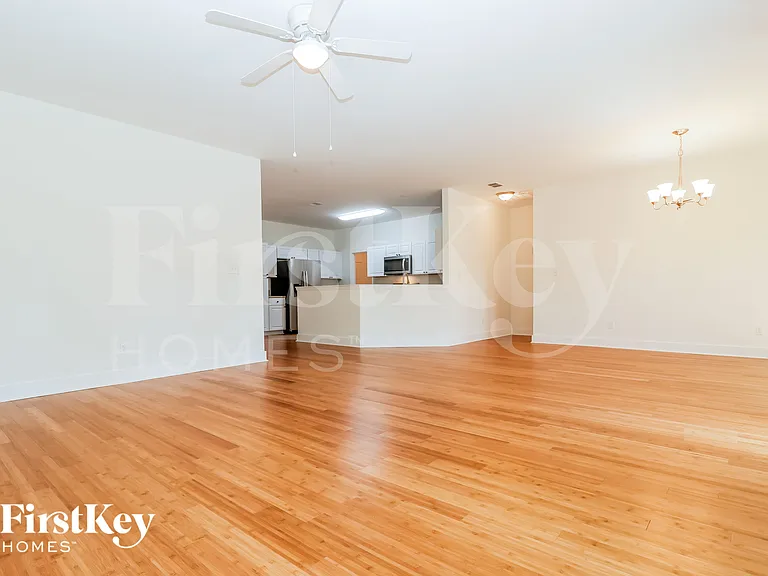 121 Pemberton Rd — Photo 2