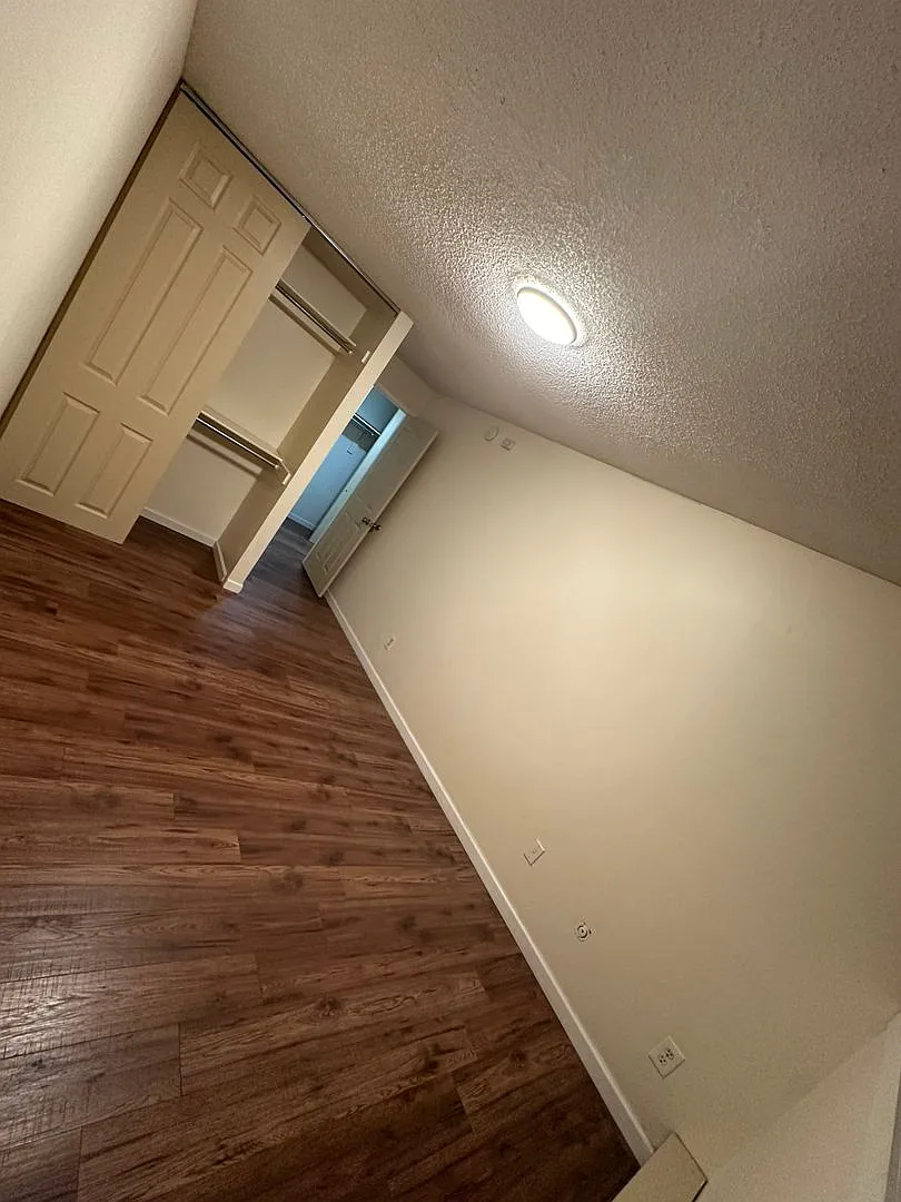 Charming 2 Bed / 1 Bath Apartment in a Prime Location! — Photo 4