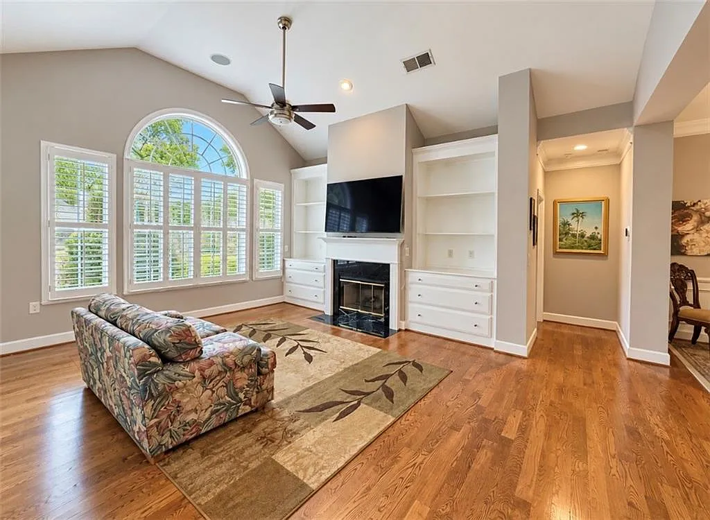 3 bed, 2.0 bath, 1854 sqft, $3,350 — Photo 4