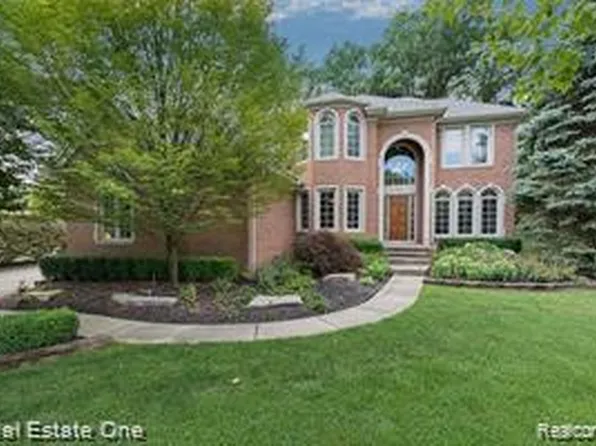 582 Bloomer Ridge Dr, Rochester, MI 48307