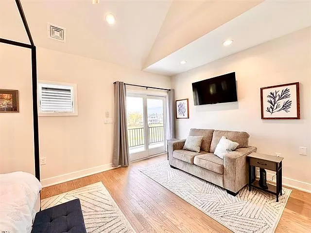 136 Lincoln Dr — Photo 22