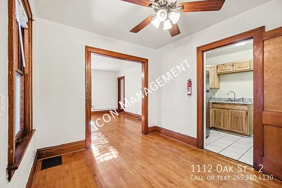 Comfortable living in the Vine Neighborhood! — Photo 4