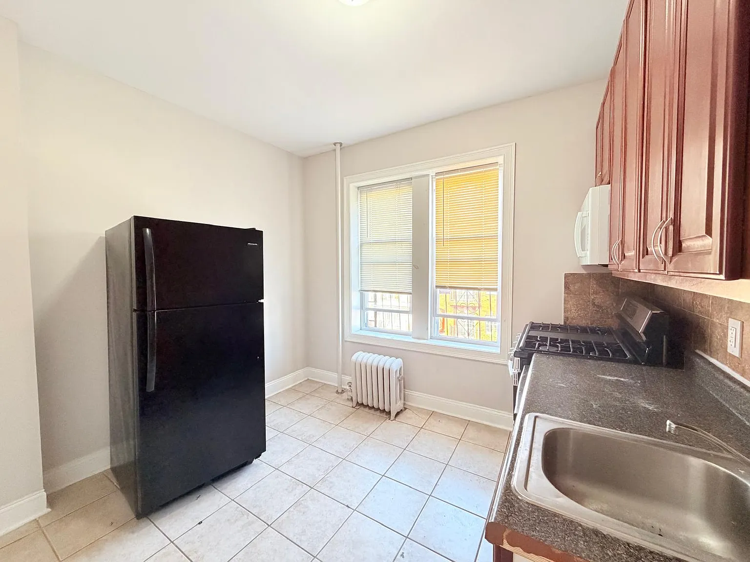 947 Pavonia Ave — Photo 2