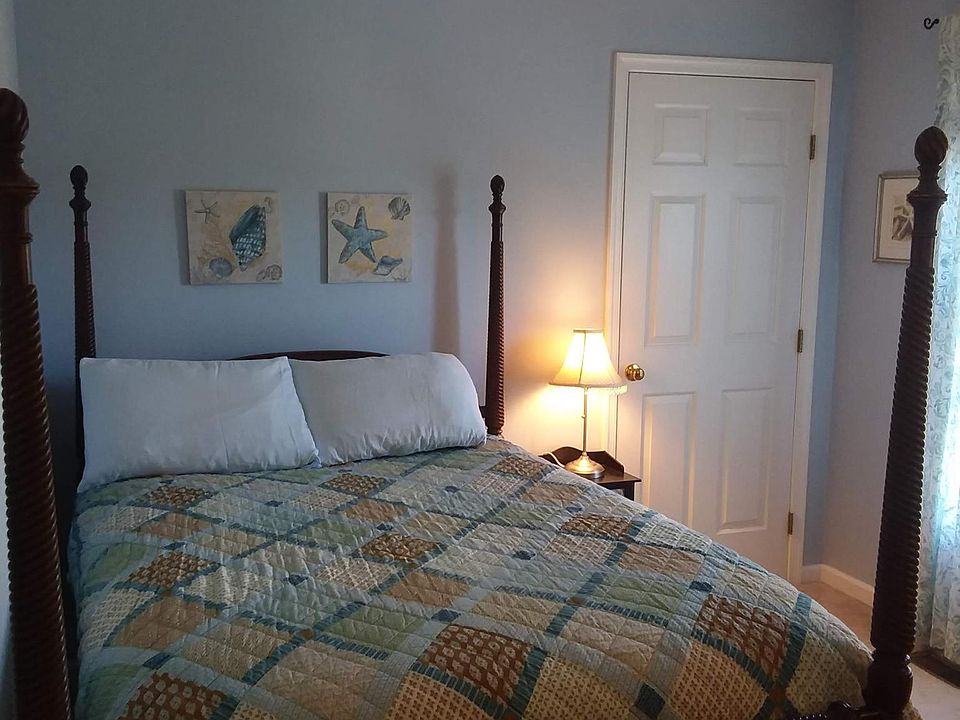 Full/Double Size Bed. No Linens/Pillows Included.