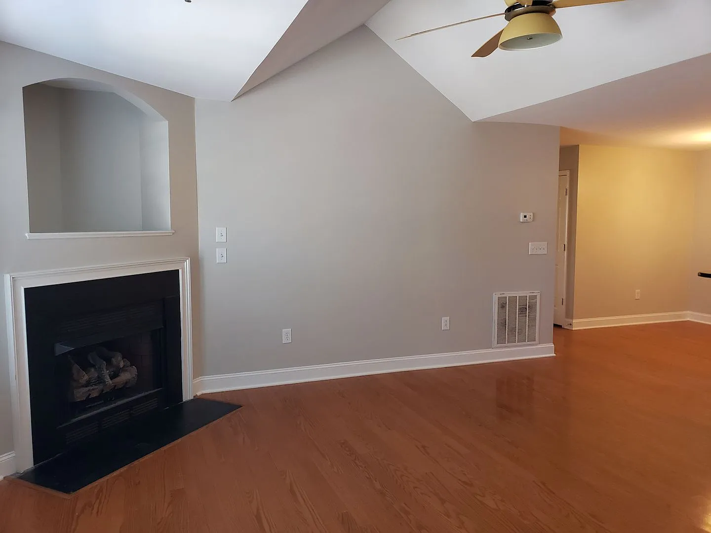 Great upper level condo convenient to everything — Photo 2