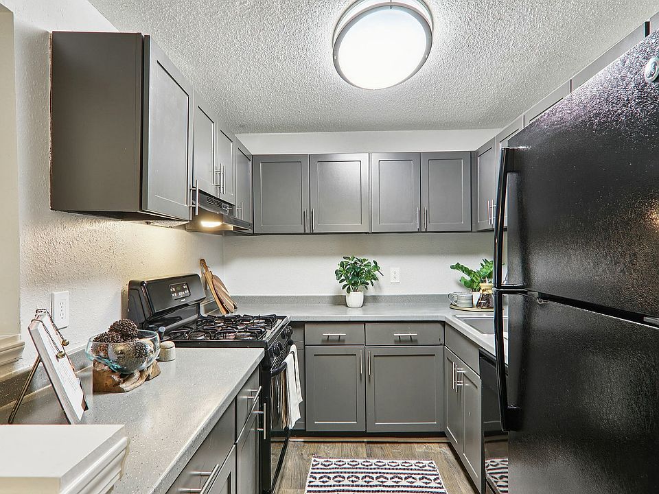 14-web-or-mls-Pinecroft Dr Model unit-014