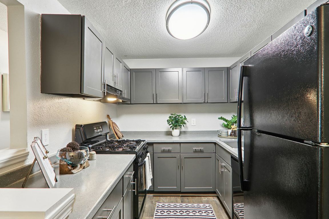 14-web-or-mls-Pinecroft Dr Model unit-014