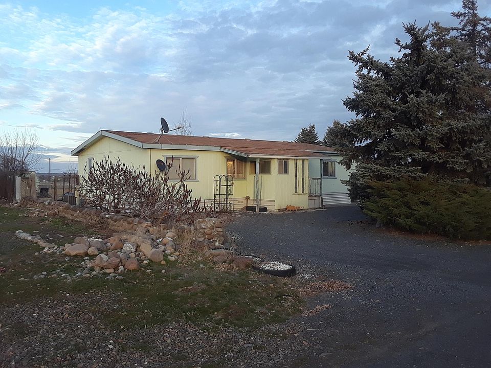 Front of home, horse shoe driveway, and man gate in chainlin