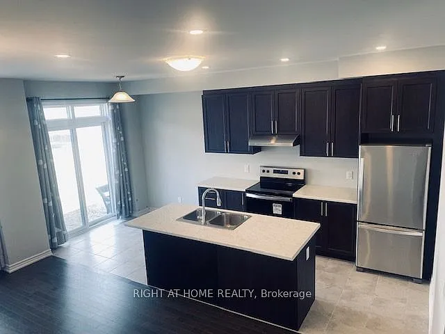 1093 Thompson Dr — Photo 2