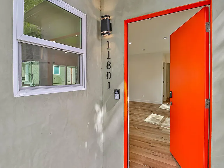 11801 Albers St — Photo 3