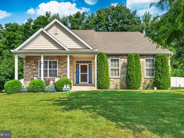 105 Woods Edge Dr, Douglassville, PA 19518