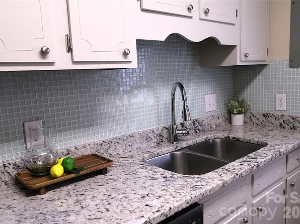 525 12th St SW APT 29, Hickory, NC 28602