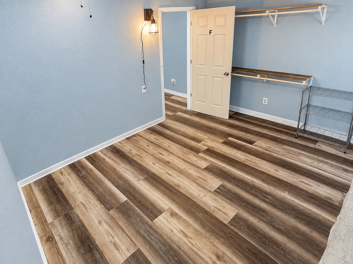 Studio, 892 sqft, $500 — Photo 2