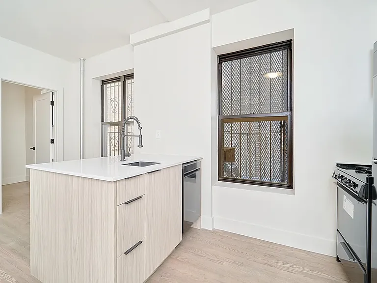 208 E 6th St #18 — Photo 4