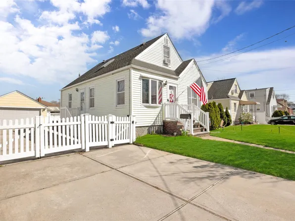 35 Franklin Street, Elmont, NY 11003