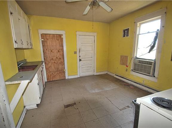 4th image of 213 College St #21