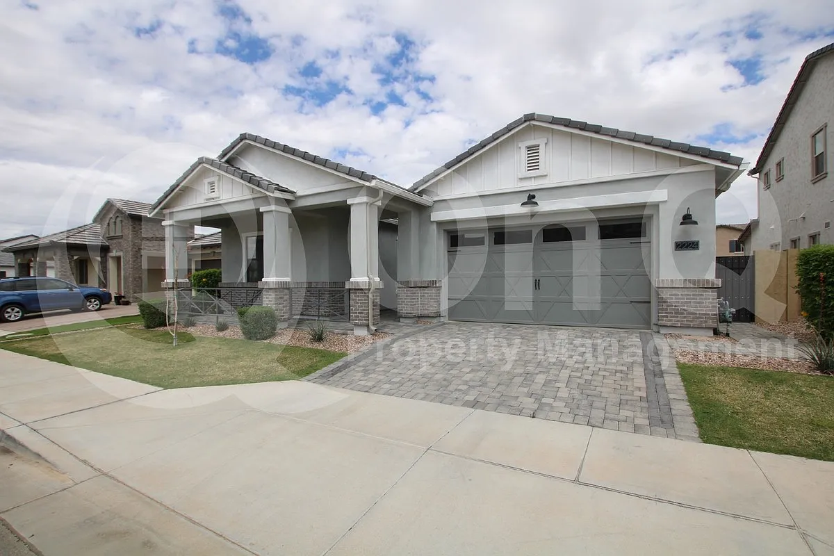 Building Photo - 2224 E Canary Dr