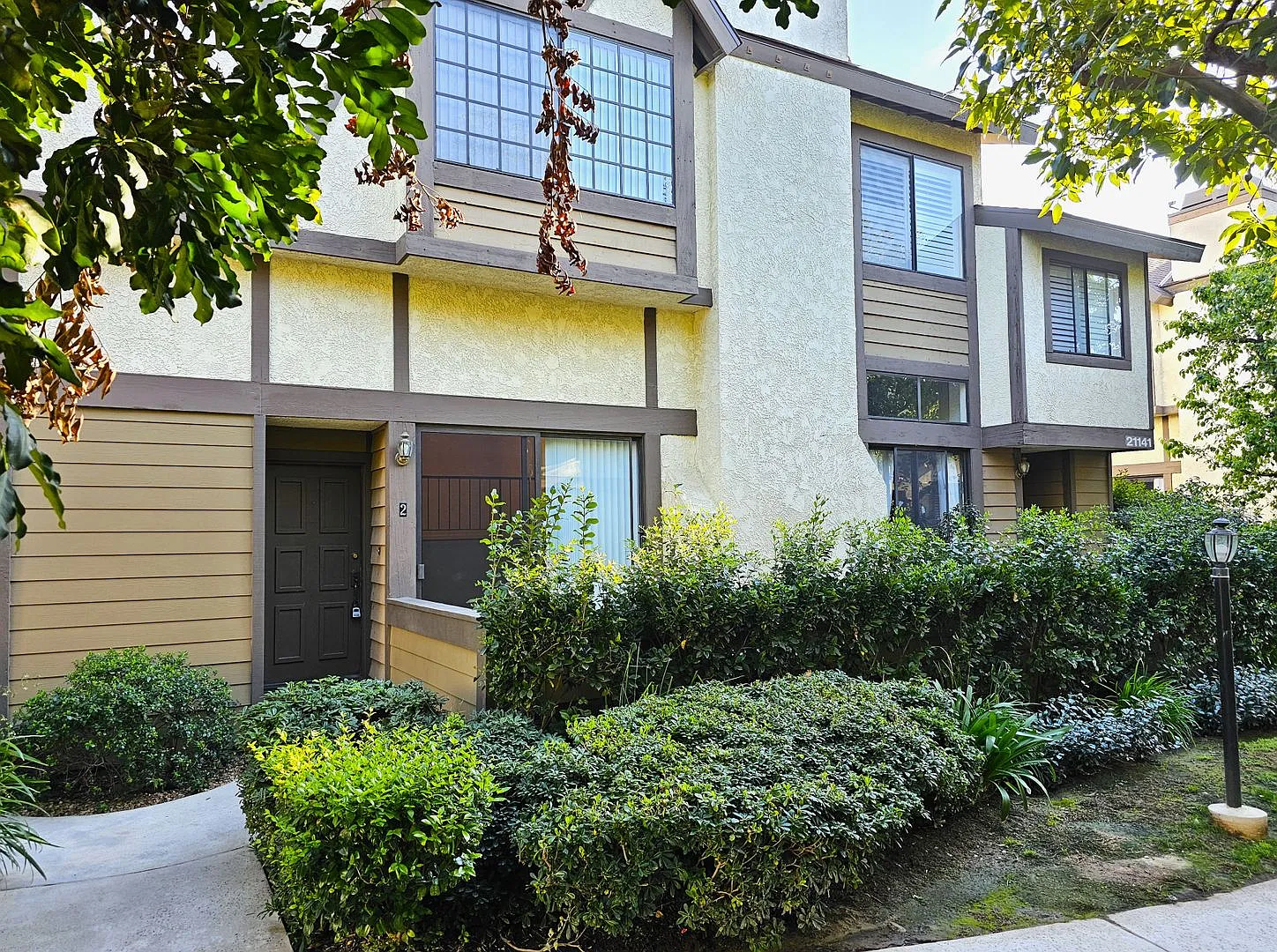 Luxurious 2 Bdr, 2.5 Bath Townhome in Chatsworth, for only $3,100 / Month! — Photo 1