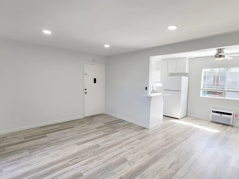 1018 E Lexington Ave — Photo 5